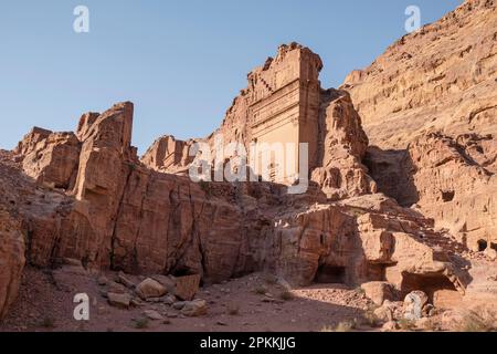 Tombe d'Unayshu dans la ville perdue de Pétra illuminée au coucher du soleil, Petra, site classé au patrimoine mondial de l'UNESCO, Jordanie, Moyen-Orient Banque D'Images