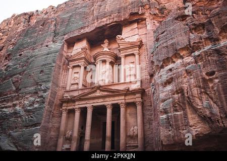 Monument du Trésor (Al Khazneh) gravé dans la pierre sur le flanc d'une montagne, Petra, site classé au patrimoine mondial de l'UNESCO, Jordanie, Moyen-Orient Banque D'Images