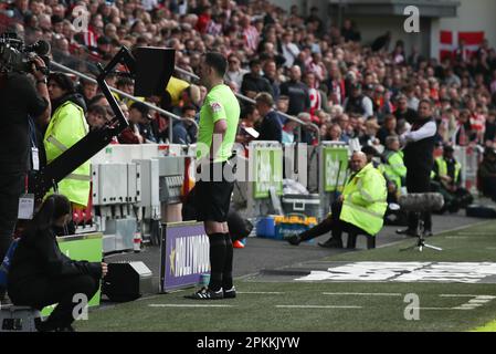 Londres, Royaume-Uni. 08th avril 2023. L'arbitre Chris Kavanagh vérifie auprès de VAR une pénalité de Brentford qui est accordée lors du match de Premier League entre Brentford et Newcastle United au Gtech Community Stadium, Londres, Angleterre, le 8 avril 2023. Photo de Ken Sparks. Utilisation éditoriale uniquement, licence requise pour une utilisation commerciale. Aucune utilisation dans les Paris, les jeux ou les publications d'un seul club/ligue/joueur. Crédit : UK Sports pics Ltd/Alay Live News Banque D'Images