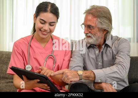 Bonne femme médecin avec stéthoscope rendant visite au patient Banque D'Images