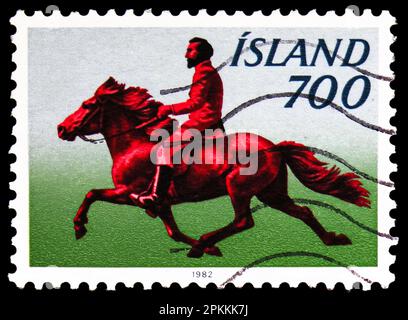 MOSCOU, RUSSIE - 26 MARS 2023 : timbre-poste imprimé en Islande montre Riding, vers 1982 Banque D'Images