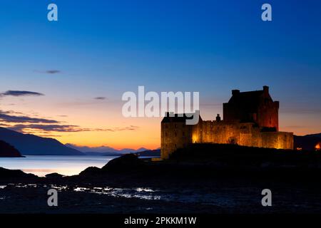 Château d'Eilean Donan au crépuscule, Loch Duich, région des Highlands, Écosse, Royaume-Uni, Europe Banque D'Images