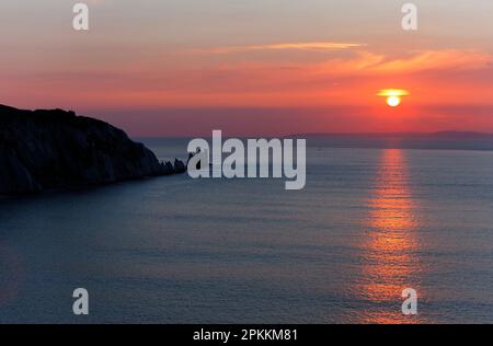 Coucher de soleil sur les aiguilles de la baie d'Alum, île de Wight, Angleterre, Royaume-Uni, Europe Banque D'Images