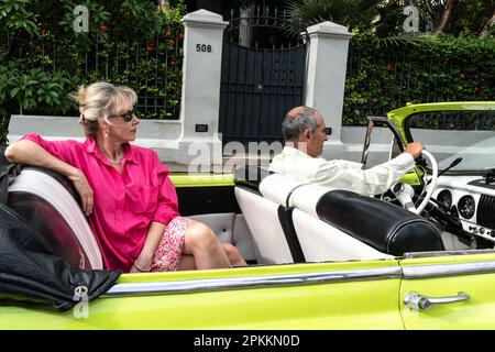 Une charmante touriste occidentale est conduite dans une voiture classique Chevrolet à toit ouvert, la Havane, Cuba, les Antilles, les Caraïbes, Amérique centrale Banque D'Images