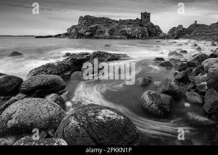 Les ruines du château de Kinbane près de Ballycastle sur la côte de Causeway, Comté d'Antrim, Ulster, Irlande du Nord, Royaume-Uni, Europe Banque D'Images