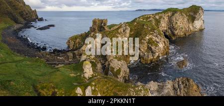 Les ruines du château de Kinbane sur la côte de Causeway, comté d'Antrim, Ulster, Irlande du Nord, Royaume-Uni, Europe Banque D'Images