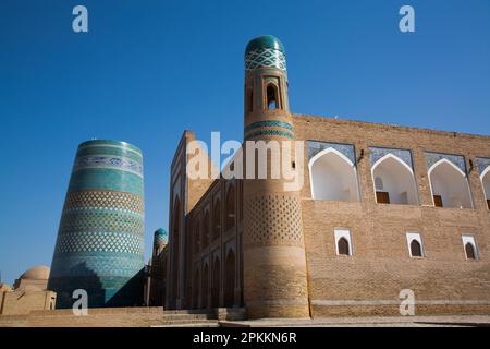 Kalta Minaret sur la gauche, Muhammad Amin Khan Madrasah (Orient Star Hotel) sur la droite, Ichon Qala (Itchan Kala), Khiva, Ouzbékistan Banque D'Images