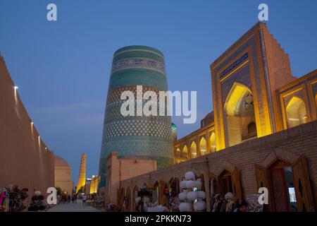 Le soir, Kalta Minaret à gauche, Muhammad Amin Khan Madrasah (Orient Star Hotel) à droite, Ichon Qala (Itchan Kala), Khiva, Ouzbékistan Banque D'Images