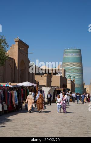 Rue commerçante, Kalta Minaret en arrière-plan, Ichon Qala (Itchan Kala), site classé au patrimoine mondial de l'UNESCO, Khiva, Ouzbékistan, Asie centrale, Asie Banque D'Images