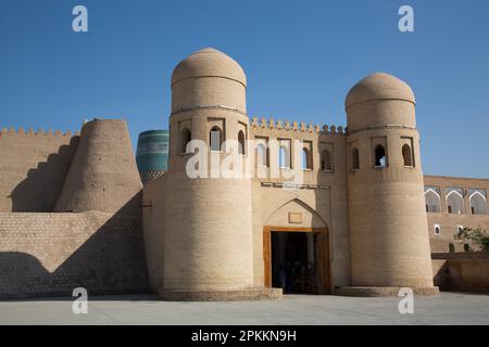 Porte de l'Ouest (porte du Père), Ichon Qala (Itchan Kala), site du patrimoine mondial de l'UNESCO, Khiva, Ouzbékistan, Asie centrale, Asie Banque D'Images