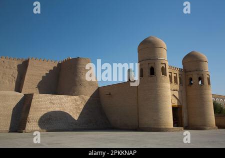 Porte de l'Ouest (porte du Père), Ichon Qala (Itchan Kala), site du patrimoine mondial de l'UNESCO, Khiva, Ouzbékistan, Asie centrale, Asie Banque D'Images