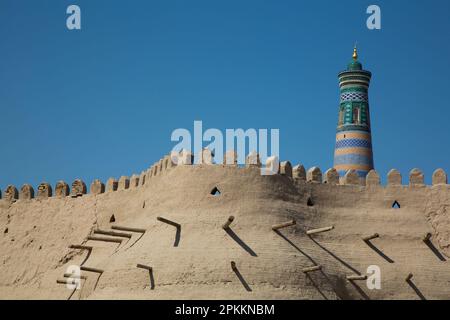 Mur de forteresse, Minaret Islam Khoja en arrière-plan, Ichon Qala (Itchan Kala), site du patrimoine mondial de l'UNESCO, Khiva, Ouzbékistan, Asie centrale, Asie Banque D'Images