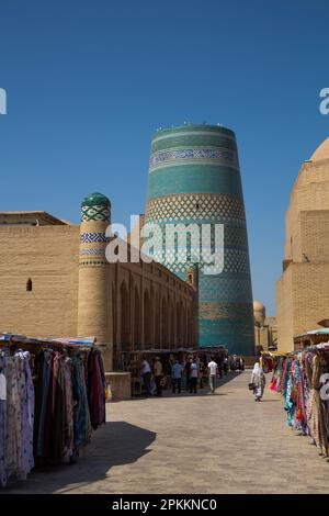 Rue commerçante, Kalta Minaret en arrière-plan, Ichon Qala (Itchan Kala), site classé au patrimoine mondial de l'UNESCO, Khiva, Ouzbékistan, Asie centrale, Asie Banque D'Images