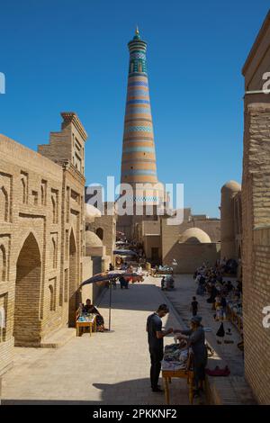 Rue commerçante, Islam Khoja Minaret en arrière-plan, Ichon Qala (Itchan Kala), site du patrimoine mondial de l'UNESCO, Khiva, Ouzbékistan, Asie centrale, Asie Banque D'Images