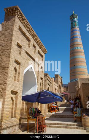 Rue commerçante, Islam Khoja Minaret en arrière-plan, Ichon Qala (Itchan Kala), site du patrimoine mondial de l'UNESCO, Khiva, Ouzbékistan, Asie centrale, Asie Banque D'Images