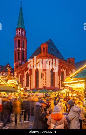 Vue sur le marché de Noël sur la place Roemerberg au crépuscule, Francfort-sur-le-main, Hesse, Allemagne, Europe Banque D'Images