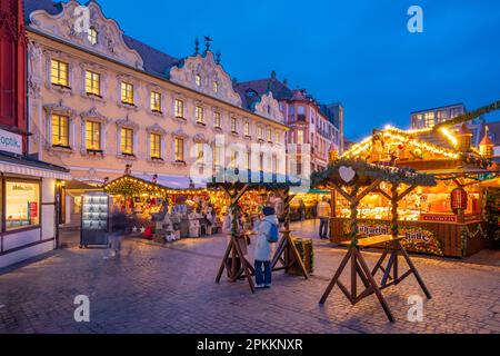 Vue sur le marché de Noël et Falkenhaus à Oberer Markt au crépuscule, Wurzburg, Bavière, Allemagne, Europe Banque D'Images