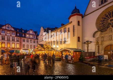 Vue sur le marché de Noël à Jesuitenplatz dans le centre-ville historique à Christmas, Koblenz, Rhénanie-Palatinat, Allemagne, Europe Banque D'Images