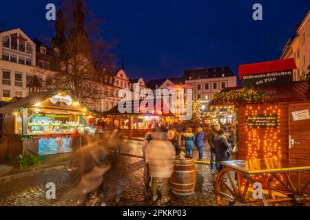 Vue du marché de Noël à Brunnen am Plan dans le centre historique de la ville, Koblenz, Rhénanie-Palatinat, Allemagne, Europe Banque D'Images