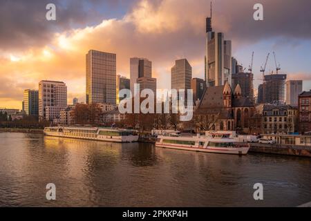 Vue sur la ville et le main au coucher du soleil, Francfort-sur-le-main, Hesse, Allemagne, Europe Banque D'Images