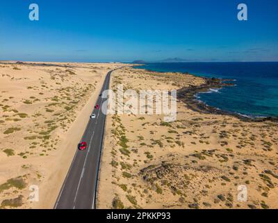 Vue aérienne de la route à travers les dunes de sable surplombant l'océan Atlantique, Parc naturel de Corralejo, Fuerteventura, îles Canaries, Espagne, Atlantique, Europe Banque D'Images