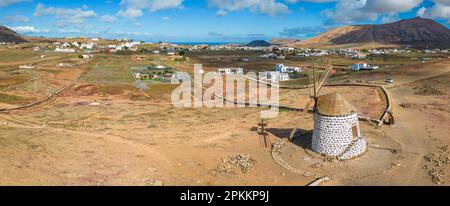 Vue aérienne du moulin à vent et du paysage environnant, Fuerteventura, îles Canaries, Espagne, Atlantique, Europe Banque D'Images