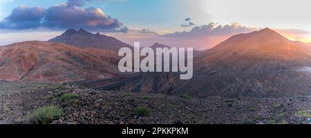 Vue sur la route et les montagnes depuis le point de vue astronomique Sicasumbre au coucher du soleil, Pajara, Fuerteventura, îles Canaries, Espagne, Atlantique, Europe Banque D'Images