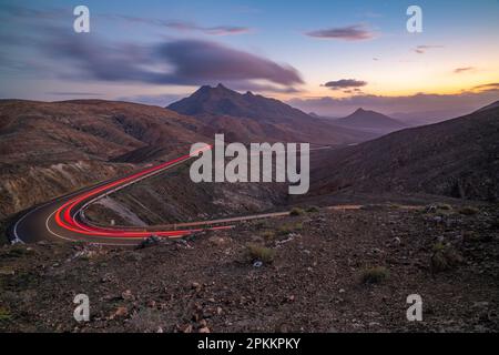 Vue sur les feux de route et les montagnes depuis le point de vue astronomique Sicasumbre au crépuscule, Pajara, Fuerteventura, îles Canaries, Espagne, Atlantique, Europe Banque D'Images