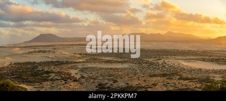 Vue imprenable sur les dunes de sable et les montagnes au coucher du soleil, Parc naturel de Corralejo, Fuerteventura, Iles Canaries, Espagne, Atlantique, Europe Banque D'Images