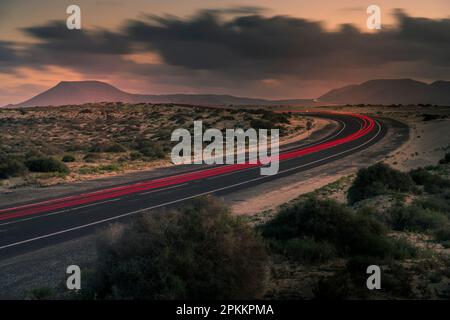 Vue sur les lumières des sentiers, les dunes de sable et les montagnes au crépuscule, Parc naturel de Corralejo, Fuerteventura, îles Canaries, Espagne, Atlantique, Europe Banque D'Images