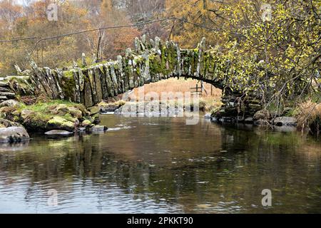 Pont Slater, old stone pack horse pont sur la rivière Brathay à Little Langdale, Lake District, Cumbria, England, UK Banque D'Images