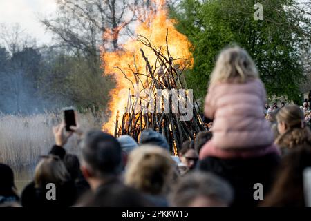 Berlin, Allemagne. 08th avril 2023. Les gens se tiennent autour du feu de Pâques dans le Britzer Garten le samedi Saint. Credit: Fabian Sommer/dpa/Alay Live News Banque D'Images