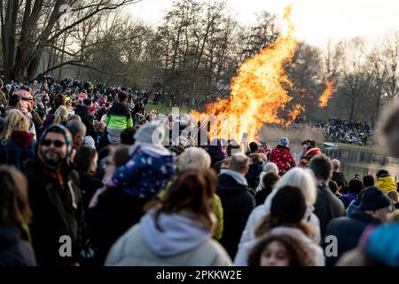 Berlin, Allemagne. 08th avril 2023. Les gens se tiennent autour du feu de Pâques dans le Britzer Garten le samedi Saint. Credit: Fabian Sommer/dpa/Alay Live News Banque D'Images