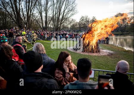 Berlin, Allemagne. 08th avril 2023. Les gens se tenant autour du feu de Pâques dans le Britzer Garten. Credit: Fabian Sommer/dpa/Alay Live News Banque D'Images