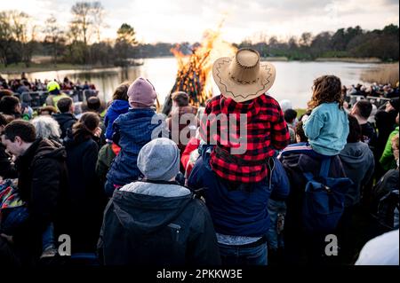 Berlin, Allemagne. 08th avril 2023. Un garçon dans un chapeau de cow-boy regarde le feu de Pâques dans le jardin Britz le Saint samedi. Credit: Fabian Sommer/dpa/Alay Live News Banque D'Images