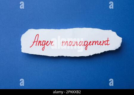 Papier avec texte Anger Management sur fond bleu, vue de dessus Banque D'Images