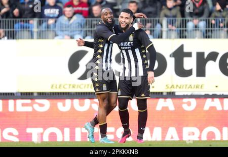 Charleroi, Belgique. 08th avril 2023. Isaac Mbenza de Charleroi célèbre après avoir marqué un match de football entre Sporting Charleroi et SV Zulte Waregem, samedi 08 avril 2023 à Charleroi, le 32 e jour de la première division du championnat belge de la « Jupiler Pro League » 2022-2023. BELGA PHOTO VIRGINIE LEFOUR crédit: Belga News Agency/Alay Live News Banque D'Images