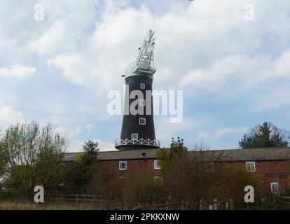 Skidby Mill, près de Beverley, E. Yorkshire, sans voiles. Les voiles sont maintenant de retour sur place et attendent d'être suspendues une fois que le temps s'améliore. Banque D'Images