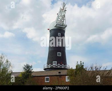 Skidby Mill, près de Beverley, E. Yorkshire, sans voiles. Les voiles sont maintenant de retour sur place et attendent d'être suspendues une fois que le temps s'améliore. Banque D'Images