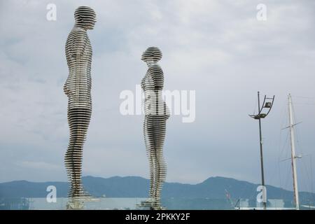 BATUMI, GÉORGIE - 31 MAI 2022 : composition sculpturale mobile Ali et Nino Banque D'Images