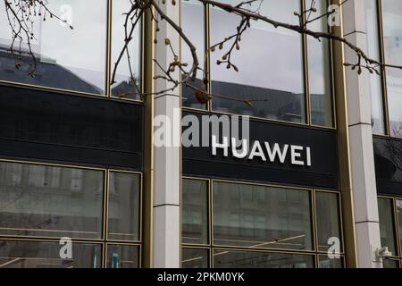 Berlin, Allemagne. 08th avril 2023. Boutique de Huawei à Berlin sur 8 avril 2023. Le géant chinois des télécommunications Huawei technologies a récemment fait état d'une baisse de près de 70% de ses bénéfices annuels en 2022, en le blâmant des blocages en cas de pandémie et des sanctions américaines. (Photo de Michael Kuenne/PRESSCOV/Sipa USA) crédit: SIPA USA/Alay Live News Banque D'Images