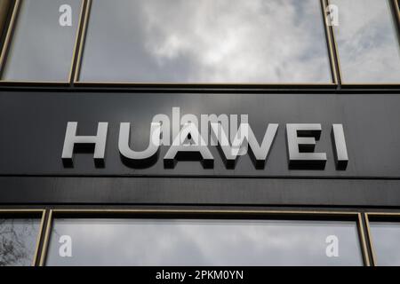 Berlin, Allemagne. 08th avril 2023. Boutique de Huawei à Berlin sur 8 avril 2023. Le géant chinois des télécommunications Huawei technologies a récemment fait état d'une baisse de près de 70% de ses bénéfices annuels en 2022, en le blâmant des blocages en cas de pandémie et des sanctions américaines. (Photo de Michael Kuenne/PRESSCOV/Sipa USA) crédit: SIPA USA/Alay Live News Banque D'Images