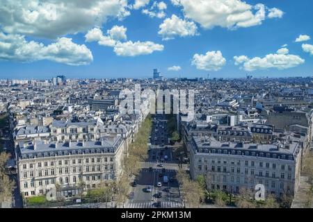 Paris, belles façades et toits Haussmann dans un quartier luxueux de la capitale, vue depuis l'arche du triomphe, avec le nouveau palais de justice Banque D'Images