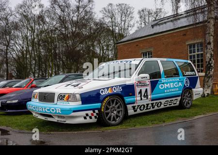 1994 Volvo 850 T-5R Estate BTCC, exposé à l'Assemblée Motorsport tenue au Bicester Heritage Centre le 26th mars 2023. Banque D'Images