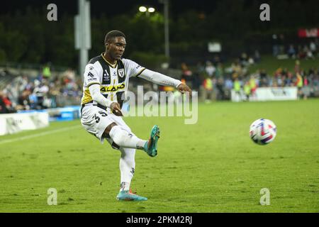 8th avril 2023 ; Campbelltown Stadium, Sydney, Nouvelle-Galles du Sud, Australie : a-League football, MacArthur FC contre Western Sydney Wanderers; Alhassan Toure de MacArthur FC traverse le ballon Banque D'Images