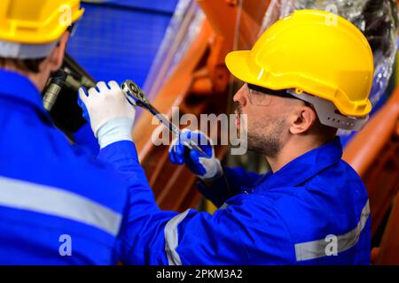 Portrait des techniciens de maintenance professionnels travaillant en usine Banque D'Images