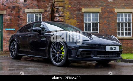 2018 Porsche Panamera, exposée à l'Assemblée Motorsport qui s'est tenue au Bicester Heritage Centre le 26th mars 2023. Banque D'Images