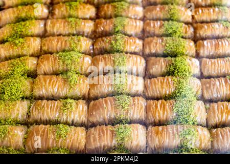 Baklava pistache exposée. Pâtisserie traditionnelle du Moyen-Orient, populaire en Turquie Banque D'Images