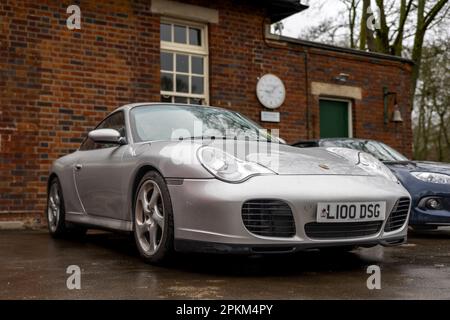 2002 Porsche 911 Carrera 4S, exposée à l'Assemblée Motorsport qui s'est tenue au Bicester Heritage Centre le 26th mars 2023. Banque D'Images