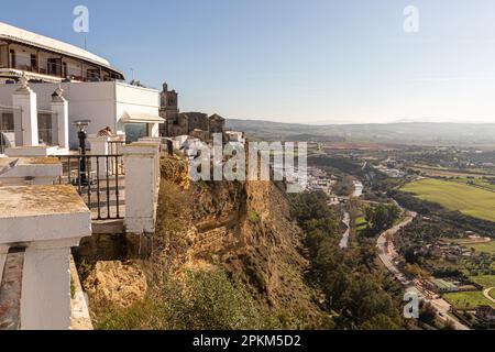 Arcos de la Frontera, Espagne. Vues aériennes de l'Iglesia de San Pedro (église Saint-Pierre), l'un des points de repère de la vieille ville Banque D'Images